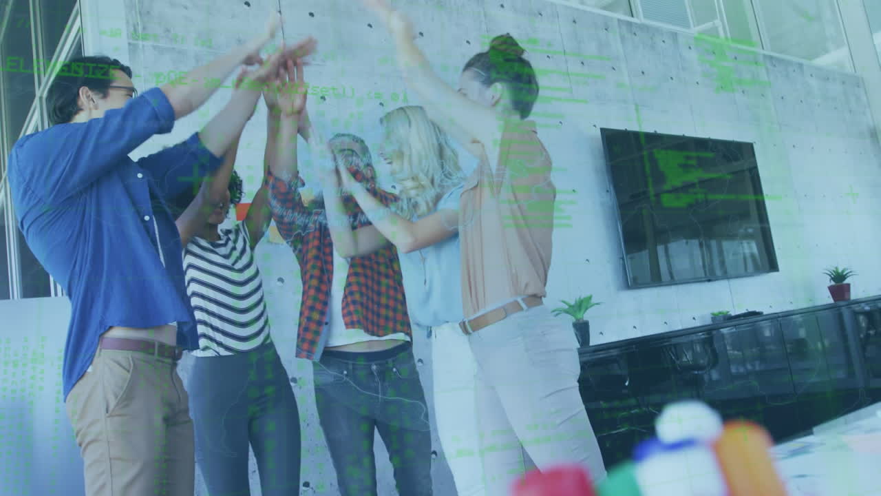 행복한 사업가들이 손을  ⁇ 고 있는 데이터 처리의 애니메이션