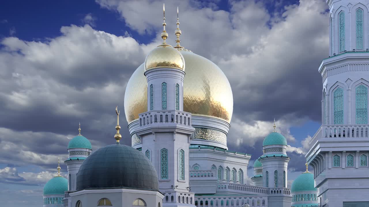 Moschea Cattedrale di Mosca sullo sfondo di nuvole in movimento, Russia – la moschea principale di Mosca, nuovo punto di riferimento