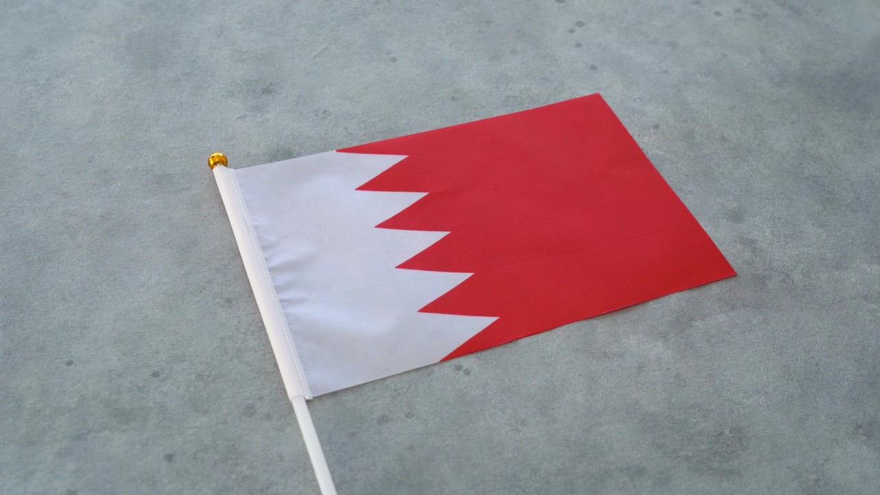 Bandiera del Bahrain in primo piano su sfondo isolato. Concetto di bandiera nazionale del Bahrain