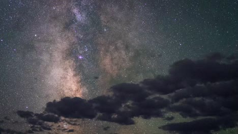 Zeitraffer-Des-Milchstraßenkerns-Und-Der-Durch-Das-Bild-Ziehenden-Wolken