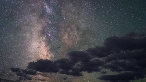 el lapso de tiempo del núcleo de la vía láctea y las nubes a la deriva a través del marco