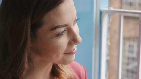 retrato de una hermosa mujer en su ventana