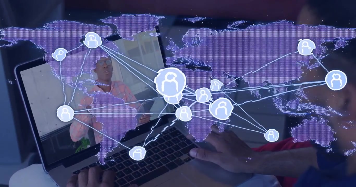 Video verticale: Laptop che avvia una chiamata, con oratore in camicia rosa e mani che animano una mappa per una riunione.