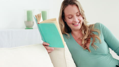 mujer embarazada leyendo un libro