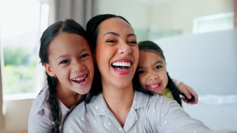 Cara,-Selfie-Y-Madre-Divertida-Con-Niños