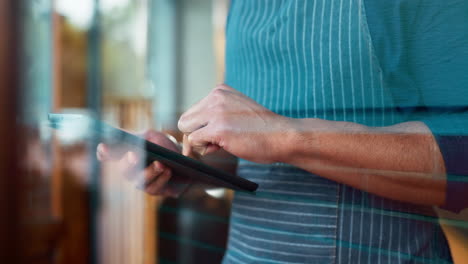 Hände,-Tablet-Und-Ein-Kellner-In-Einem-Café