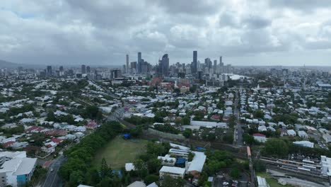 Einrichtung-Einer-Wegziehbaren-Drohnenaufnahme-Der-Stadt-Brisbane-Von-Oben-Im-Dutton-Park