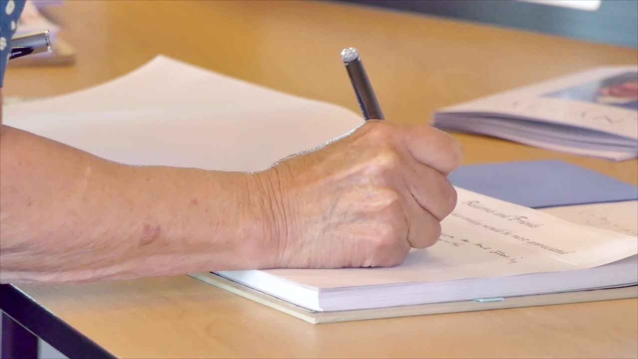 firma del libro commemorativo a un funerale