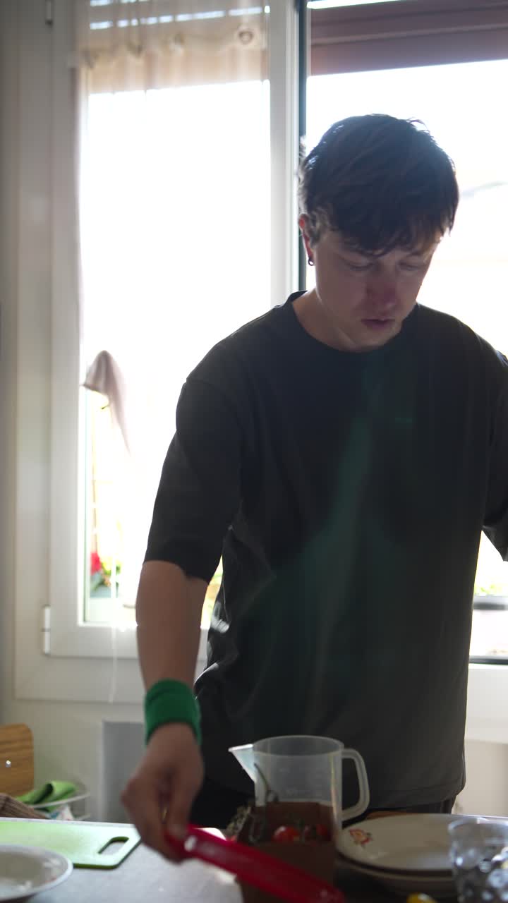 부에서 음식을 준비하는 남자