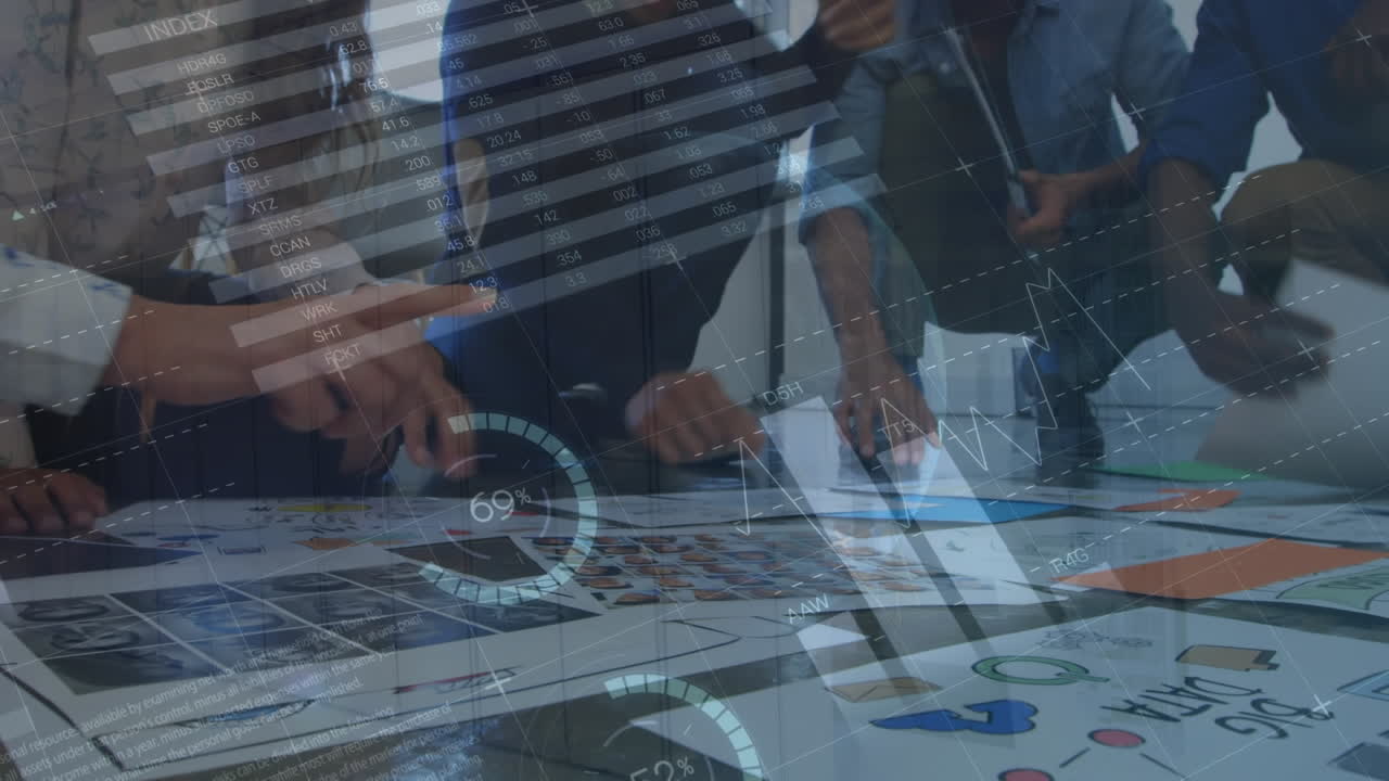 animación del procesamiento de datos financieros sobre la gente de negocios que trabaja