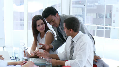 Equipo-De-Negocios-Trabajando-Juntos-En-Una-Reunión