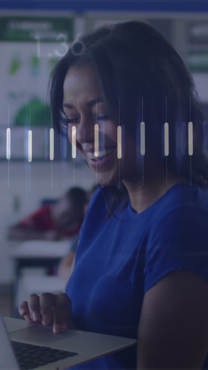 animación del procesamiento de datos financieros sobre una maestra biracial que utiliza una computadora portátil