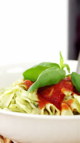 un vaso de vino tinto con pasta cocida