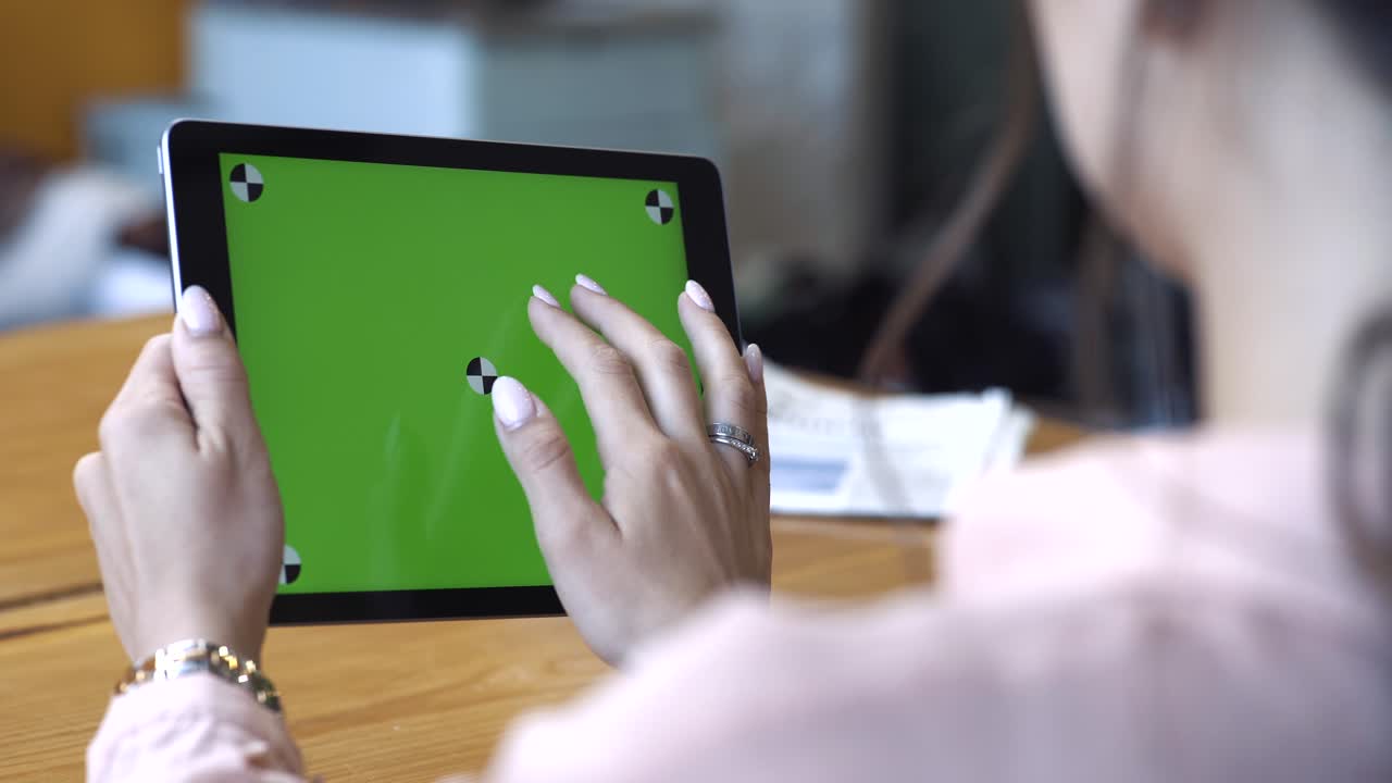 mujer usando tableta en el café
