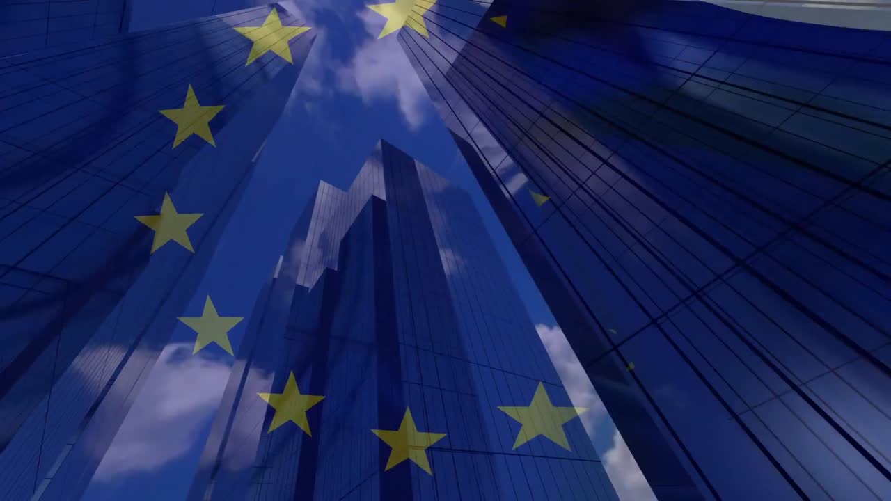 Bandiera UE con moderni edifici per uffici sullo sfondo