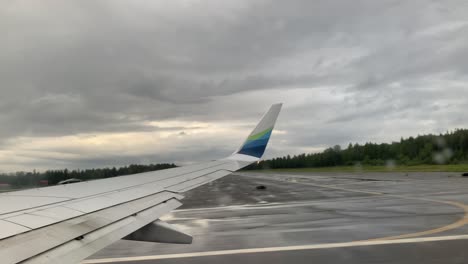 avión despega de una pequeña isla