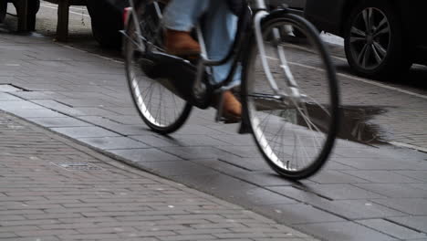 Bicicletas-Andar-En-Bicicleta-En-Un-Carril-Bici-En-Amsterdam