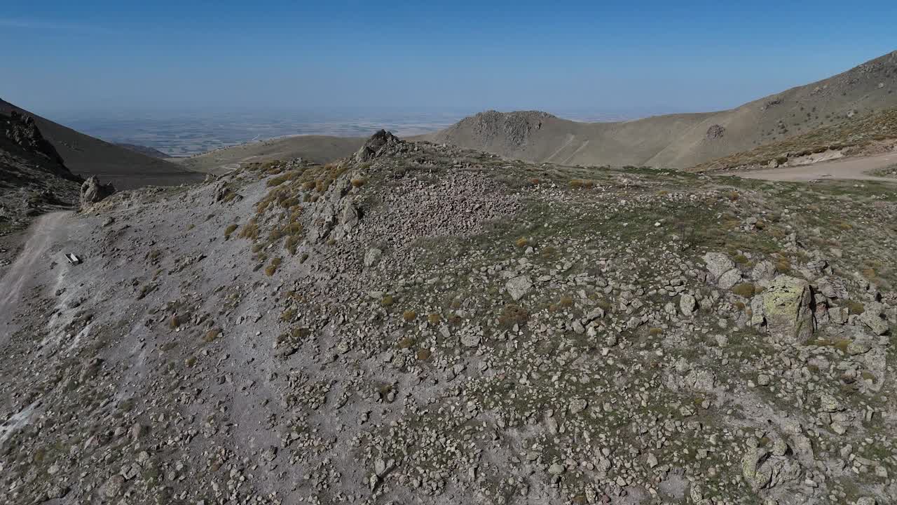 vista de avión no tripulado de la cuenca del cráter en la parte superior de la montaña karadag