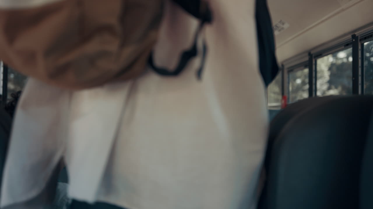 다양한 그룹의 학생들이 공부 후 앉아서 학업 셔틀에 탑승합니다.