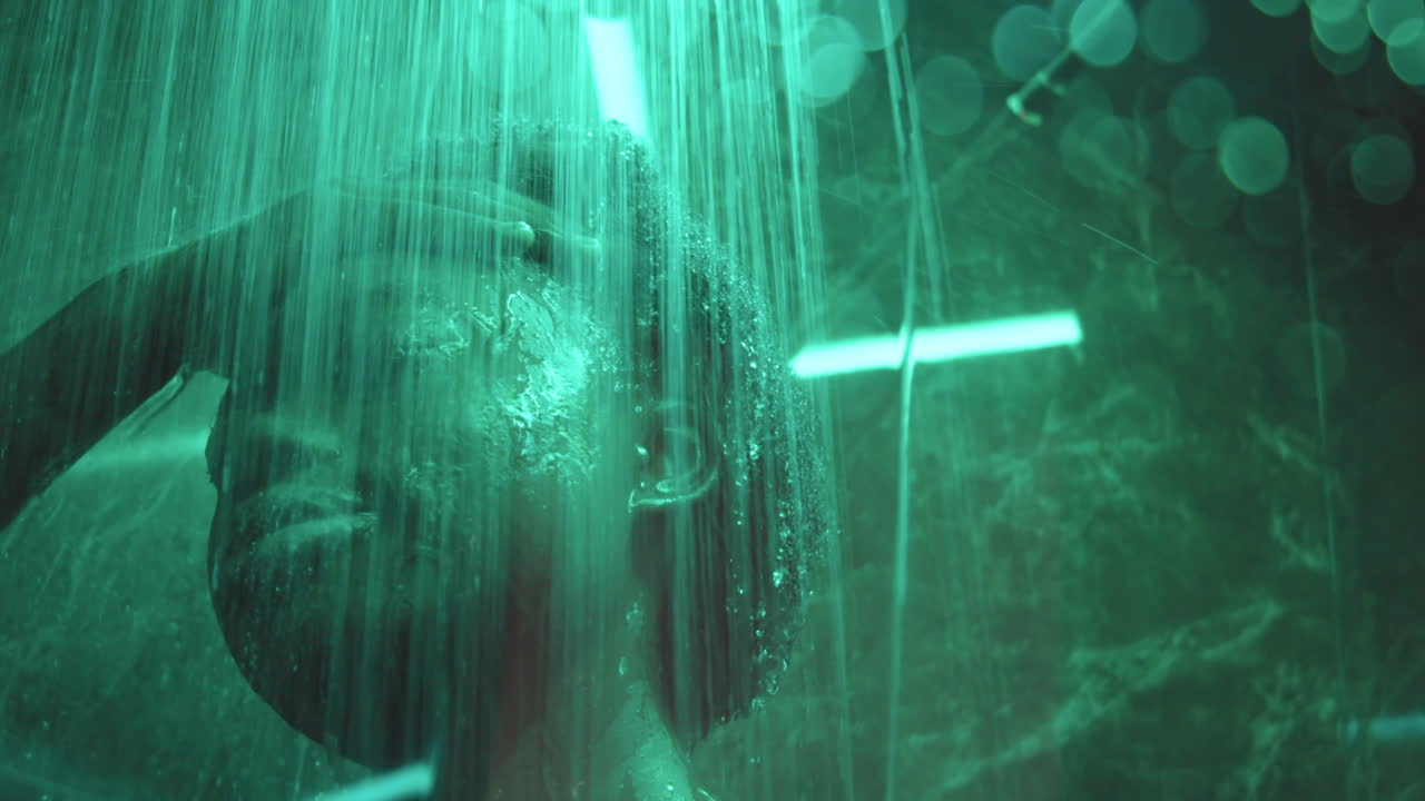 mujer afroamericana duchándose en casa