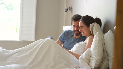 Una-Alegre-Pareja-Joven-Siendo-Cariñosa-En-La-Cama