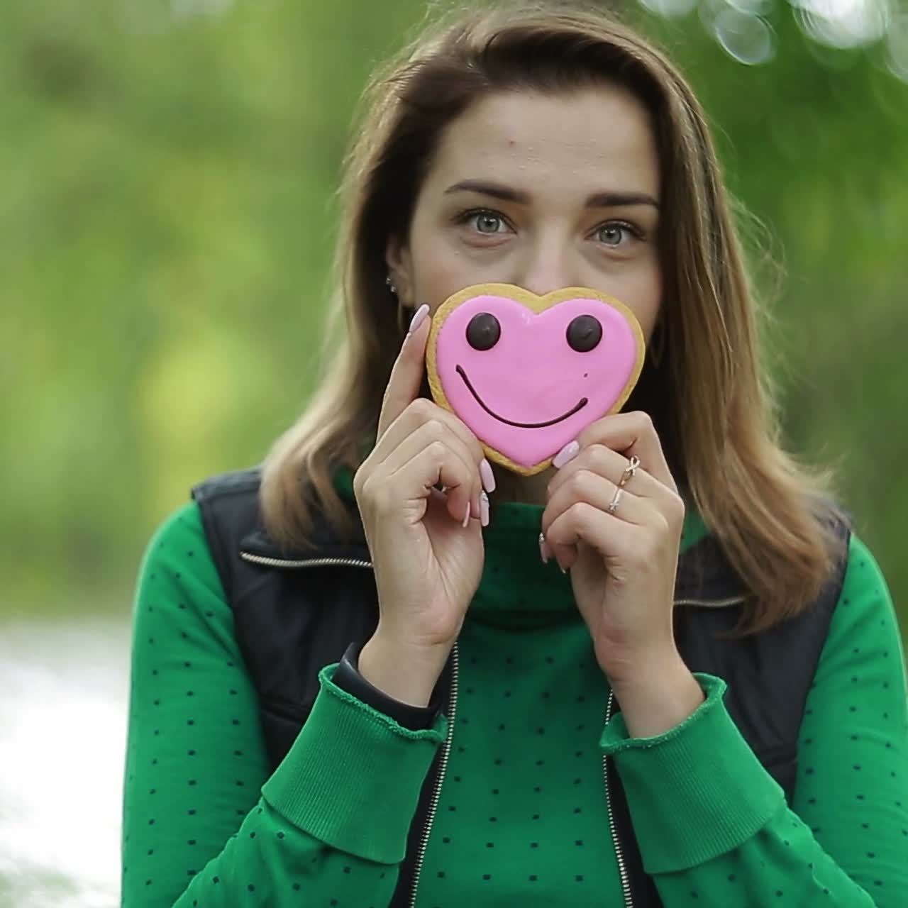 молодая девушка с печенье.