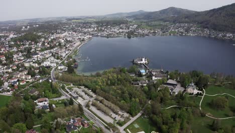 Luftaufnahmen-Der-Wunderschönen-Stadt-Gmunden-In-Österreich