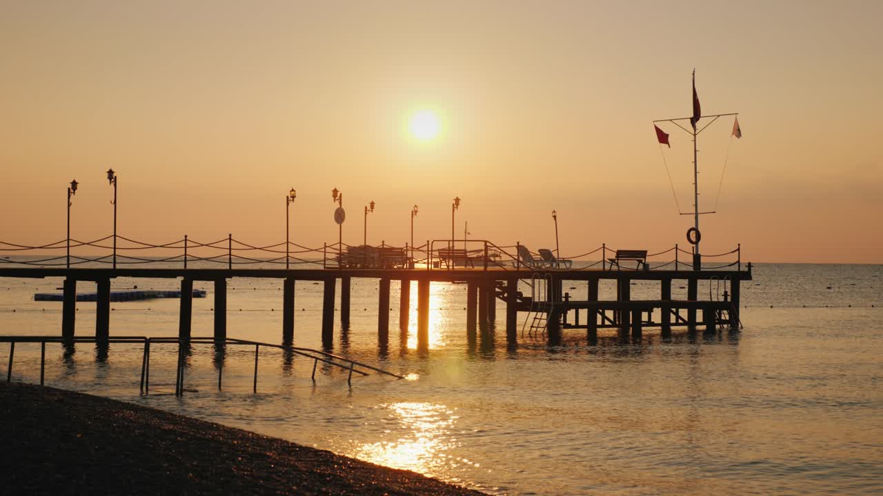 на море, прекрасный рассвет у пирса.