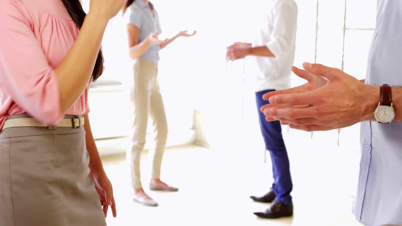 젊은 동료들이 손을 흔들고 있습니다.