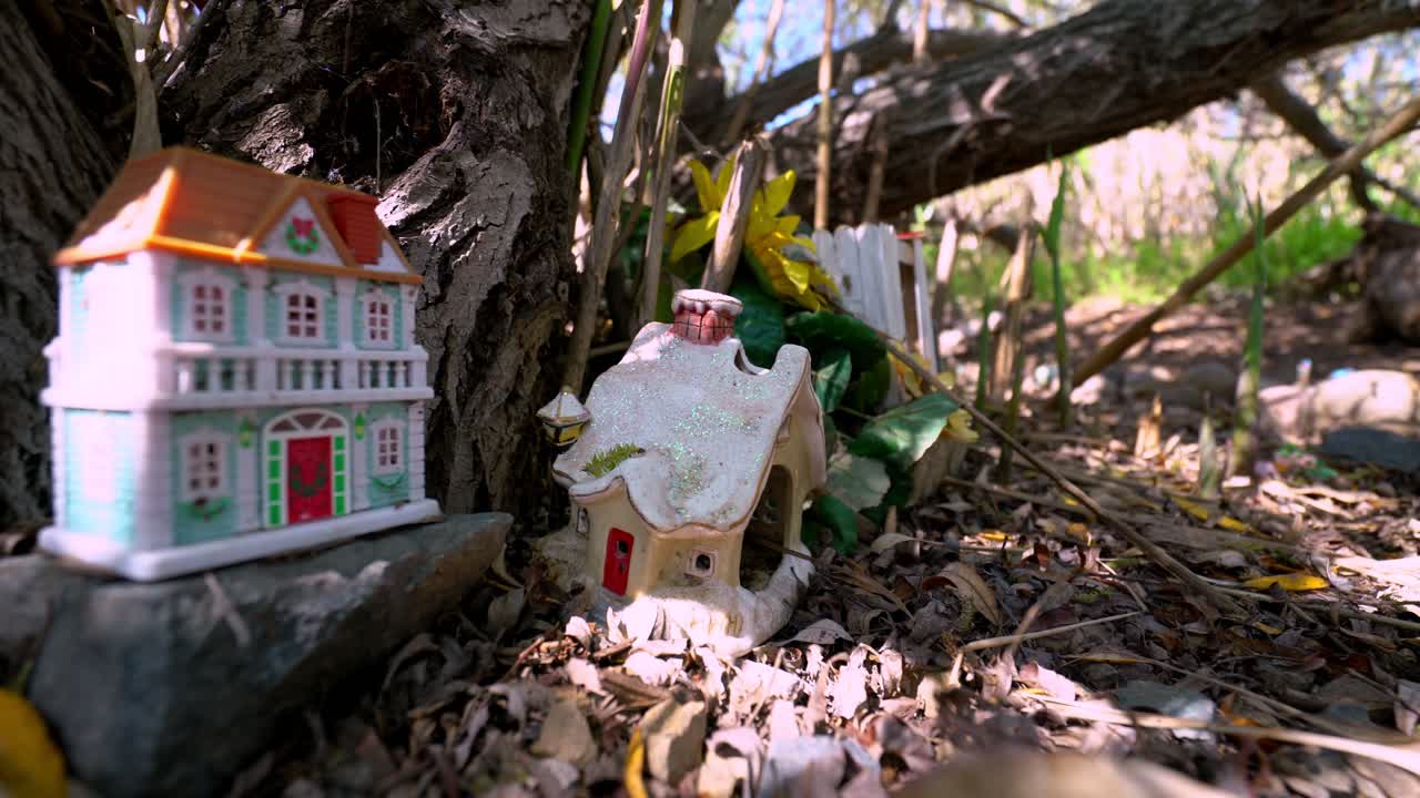 pequeño pueblo descubierto en el bosque