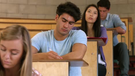 estudiantes concentrados durante la lección