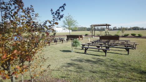 bancas al aire libre para celebrar bodas en otoño