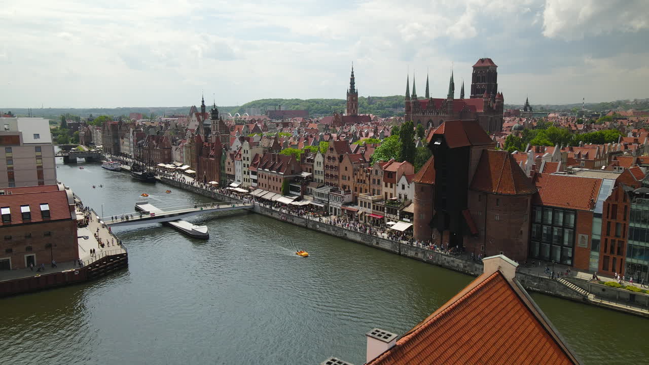 gdansk, casco antiguo - drones volando sobre kladka na wyspe spichrzow, hotel sky bar, río nova motlava y vilipendiando la hermosa arquitectura polaca de la antigua gdansk, que es el lugar de viaje de los turistas