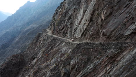 Car-driving-on-the-dangerous-mountain-road-to-Fairy-Meadows,-Himalaya