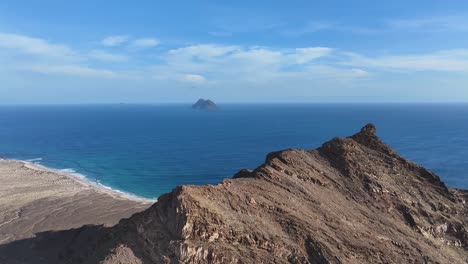 Vista-Aérea-De-Colinas-Volcánicas-Y-Paisaje-Sin-Vida-De-La-Isla-Santa-Luzia,-Cabo-Verde-60fps