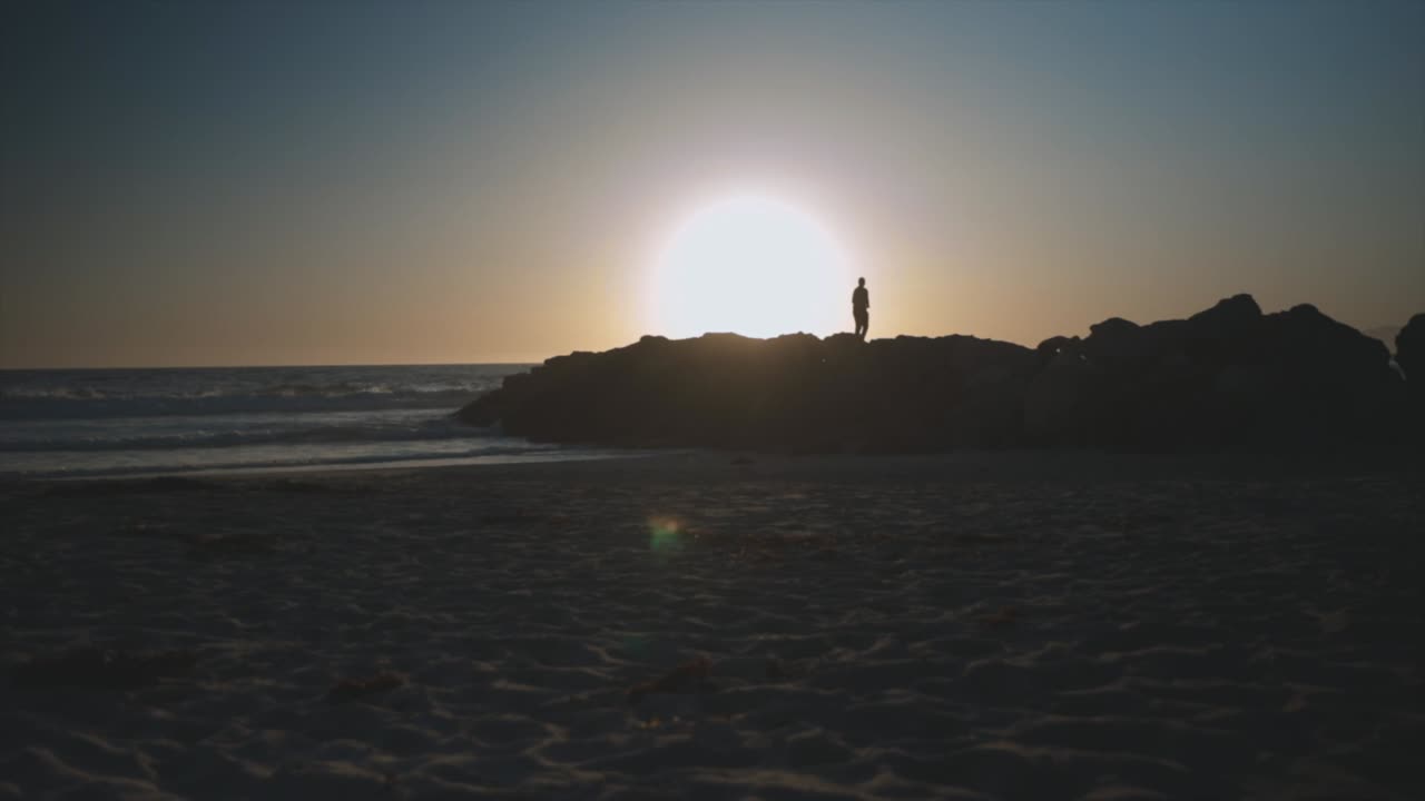 실루엣으로 산타 모니카 해변 태양 세트 샷
