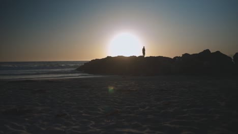 Puesta-De-Sol-En-La-Playa-De-Santa-Monica-Rodada-Con-Silueta