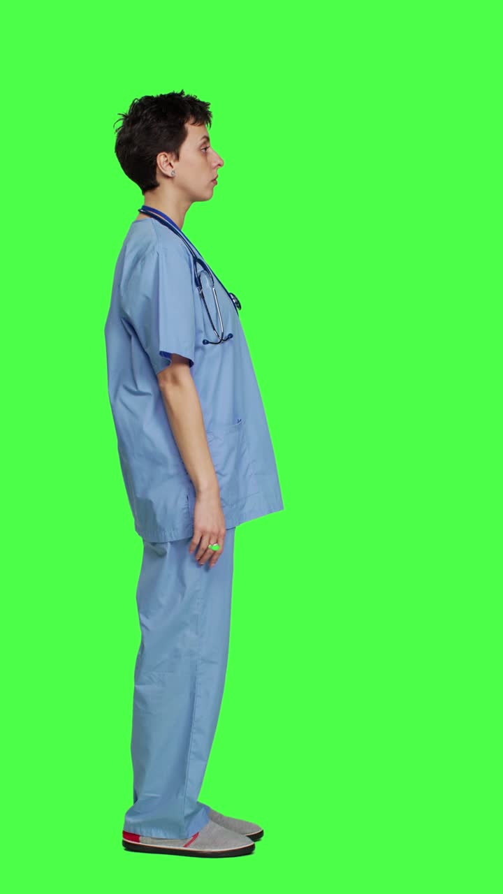 Profilo: assistente medico che fa il simbolo di timeout su sfondo verde