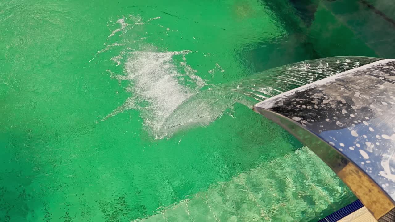 자연 온수 공급 수영장 물 느린 동작