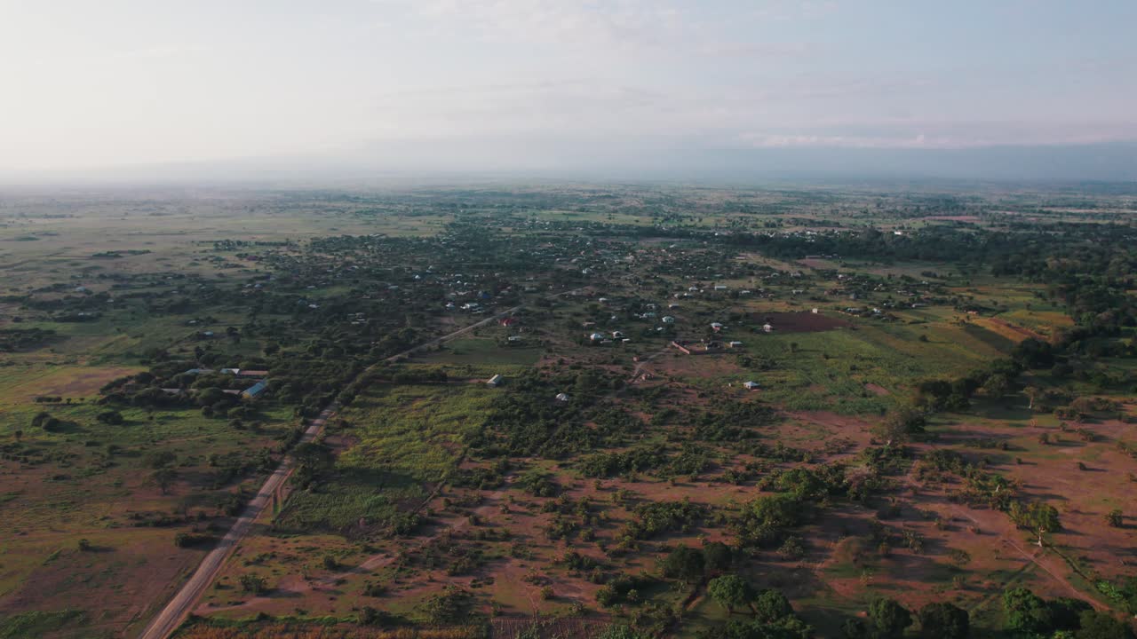 paisaje de las granjas y el camino en la aldea de chemka