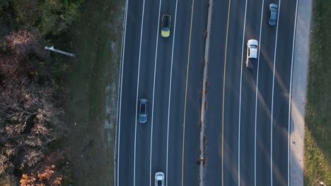 Una-Vista-Aérea-De-Arriba-Hacia-Abajo-Sobre-Una-Carretera-Filmada-En-Cámara-Lenta-En-Long-Island,-Nueva-York