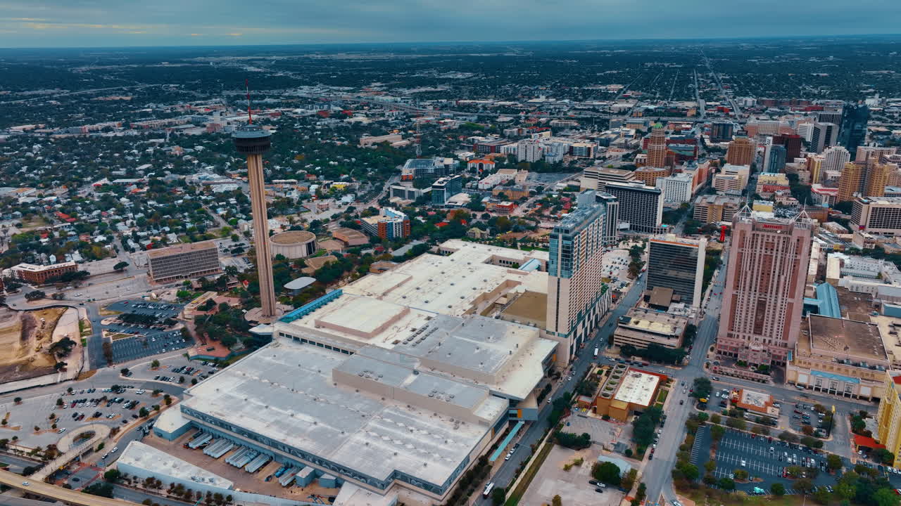 San Antonio, Hoa Kỳ, ngày 14 tháng 8 năm 2025: Trung tâm Hội nghị và Tháp Henry Gonzalez. Góc nhìn từ trên cao của mái trung tâm hội nghị, Tháp Châu Mỹ và các tòa nhà chọc trời khu trung tâm.