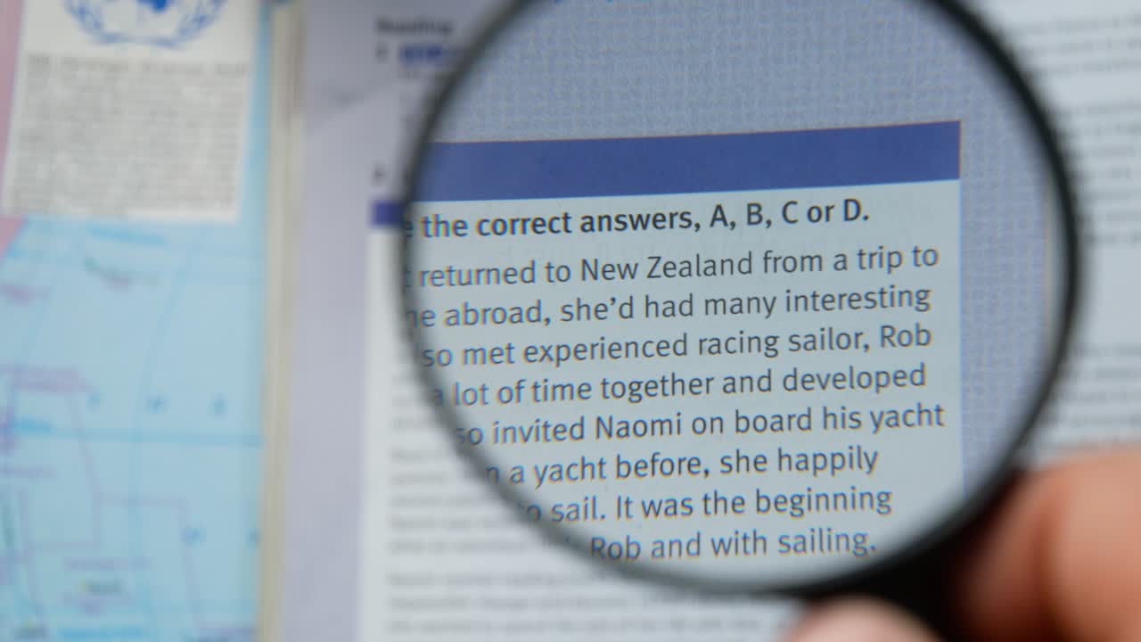 lectura de texto por encima de una lupa