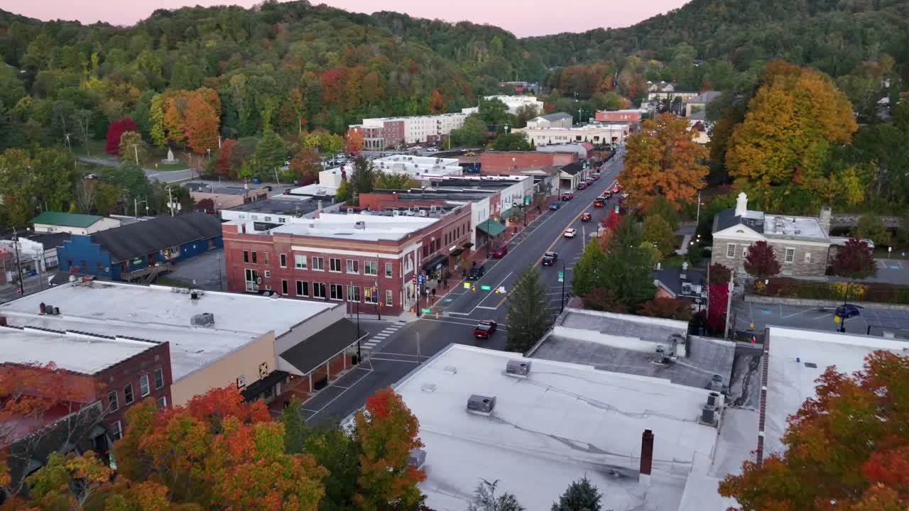 empuje aéreo a través de arces azucareros en boone nc, carolina del norte en otoño