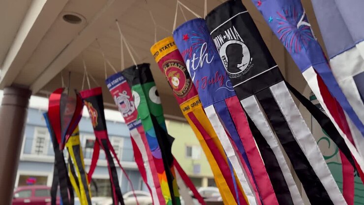 Biruta colorida com formas divertidas pendurada e balançando na brisa costeira em Oregon
