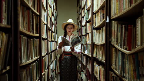 Rumänisches-Mädchen-Besucht-Die-Alte-Bibliothek-In-Resita,-Rumänien-12