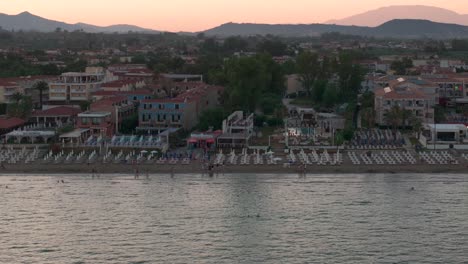 Toma-De-Drones-De-La-Ciudad-Y-La-Playa-De-Laganas,-Isla-De-Zakynthos,-Grecia-Al-Atardecer-50fps