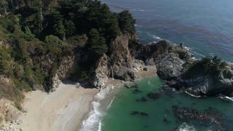 Vista-Aérea-En-Cámara-Lenta-De-La-Caída-De-Agua-Mcway-Falls-Julia-Pfeiffer-Burns-Park-Big-Sur-California