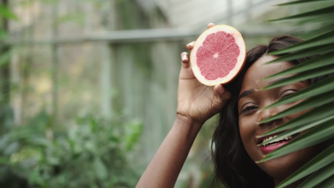 Primo piano del viso e degli occhi di una giovane e bellissima donna afroamericana, con pelle scura e attraenti capelli ricci