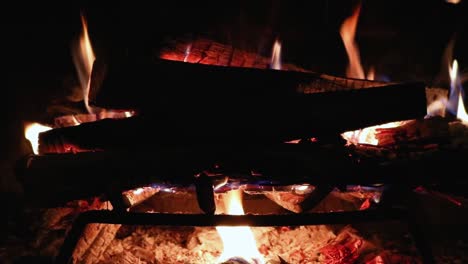 calmante fuego ardiendo en una chimenea